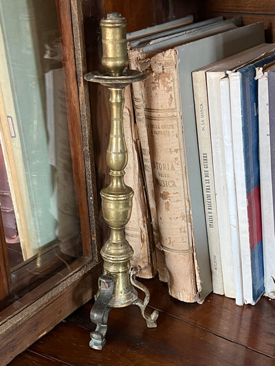 Candelabro da chiesa italiano dell'Ottocento in ottone.