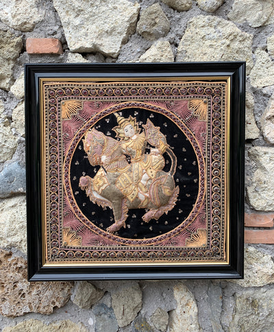 Arazzo balinese, arricchito da perline e pagliette, in cornice nero lucida.