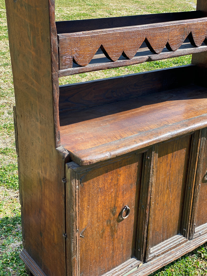 Credenza con piattaia arte povera