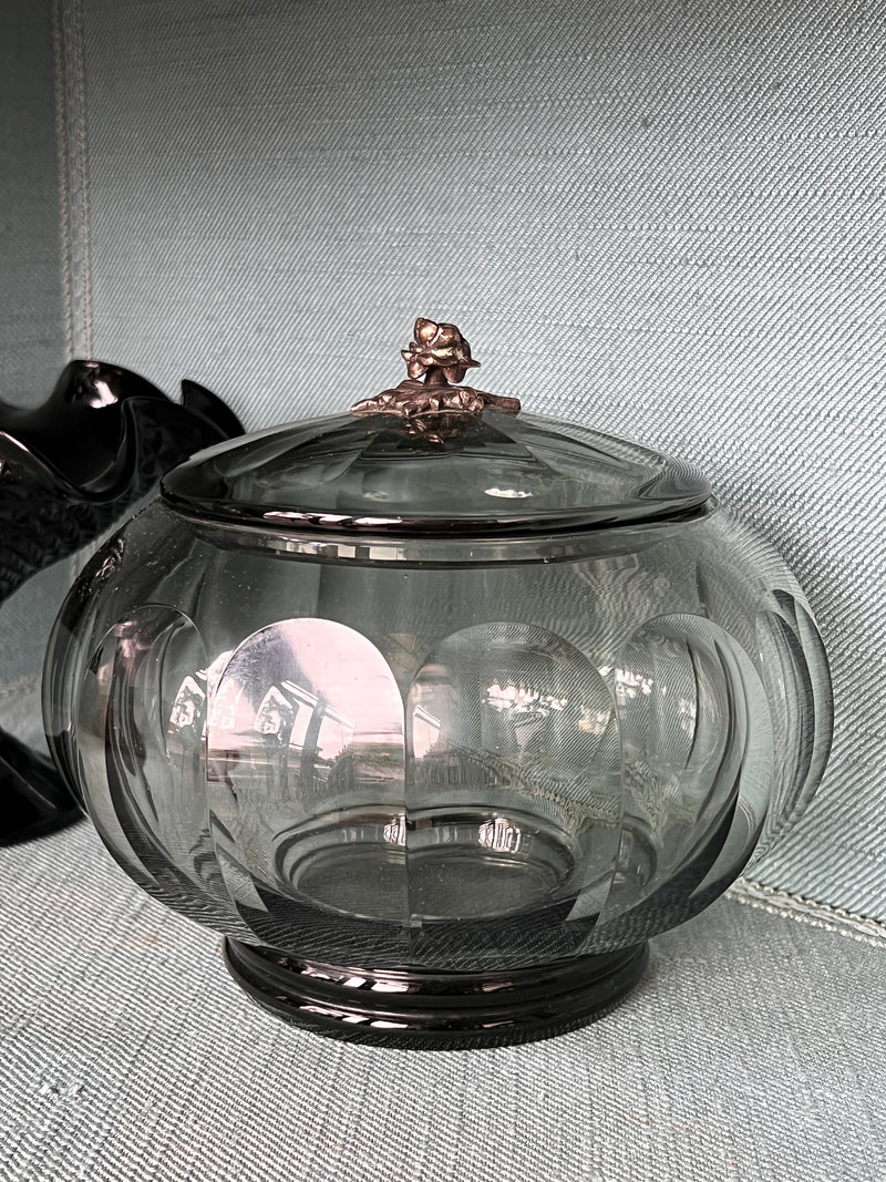 Barattolo porta bon bon vintage in cristallo fumè. Manico del coperchio in metallo argentato a forma di rosa. Prima metà del 900.