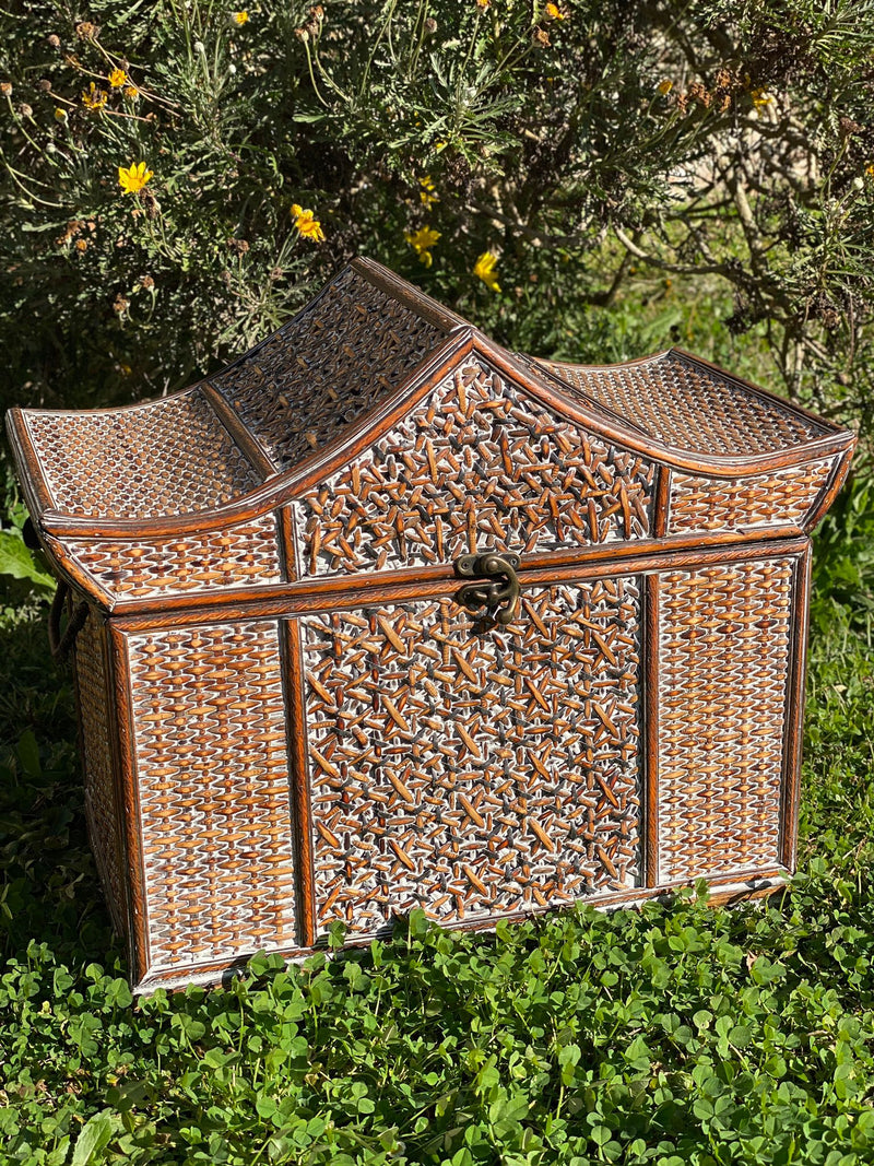 Particolare baule indiano con struttura ed interno in legno ed esterno in vimini.