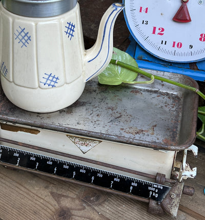 Bilancia da cucina vintage in metallo. Portata massima 10 kg.  Misure: Base 26,5 x 13,5 cm, Lunghezza totale 33 cm, Altezza senza piatto 11 cm, Altezza con piatto 13 cm