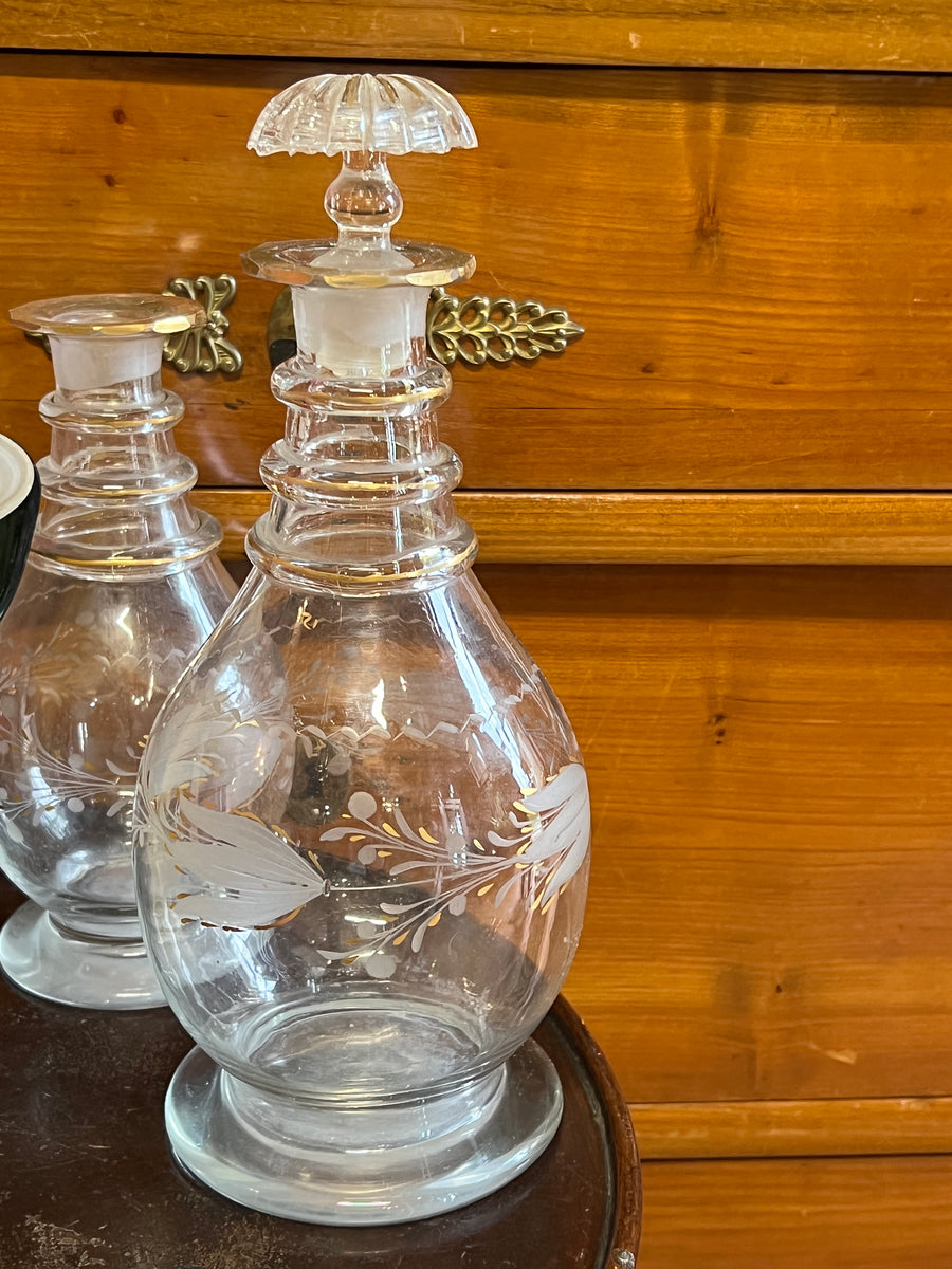 Bottiglia in cristallo, prodotta a metà del 900, con decori dorati realizzati a mano, tappo a palma.