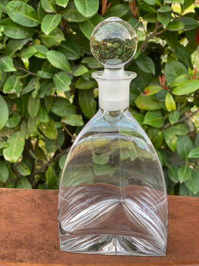 Bottiglia in cristallo con base triangolare e tappo sferico
