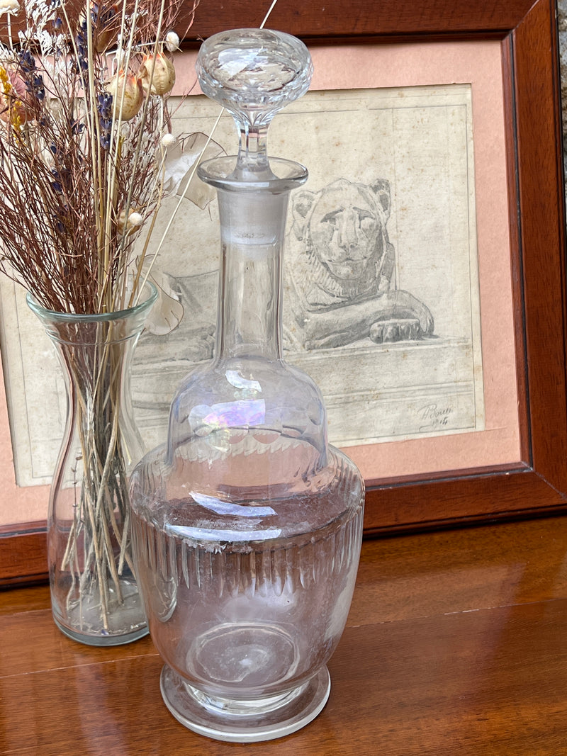 Bottiglia in vetro con decoro vintage. 