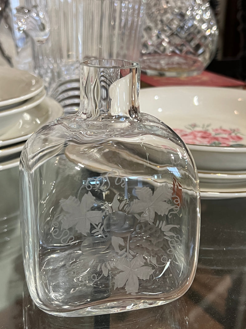 Vaso in vetro con decoro floreale firmata Carlo Moretti Murano.  Misure: 7,5x9 cm, Altezza 13 cm