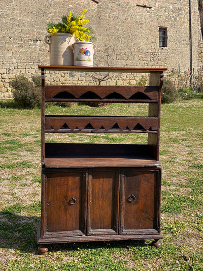 Credenza con piattaia arte povera