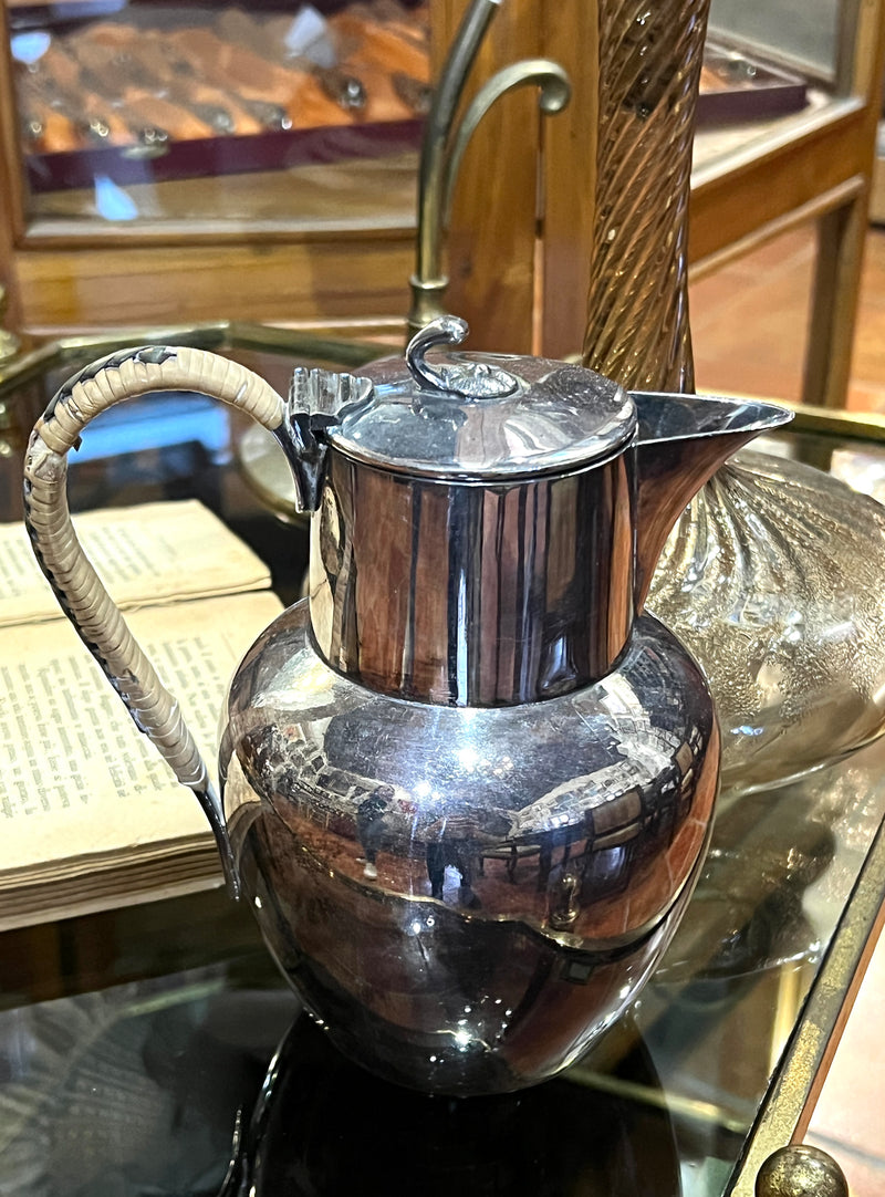 Caffettiera in silverplate inglese con manico in vimini prodotta dalla Franck Cobb & Co Ltd.  Misure: Diametro 11 cm, Lunghezza totale 16 cm, Altezza 16,5 cm