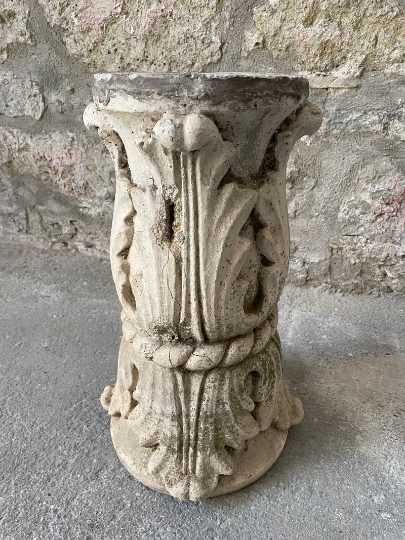 Capitello in cemento armato forato al centro in stile romano con decorazioni a foglia Acanto.