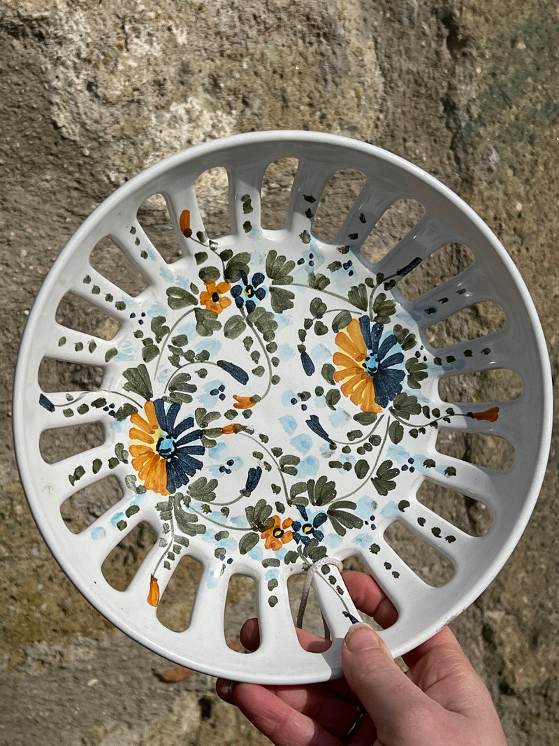Cestino con decorazione floreale, realizzato in ceramica Castelli. 