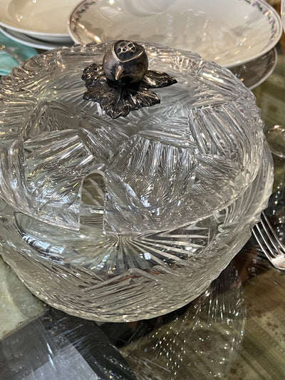 Ciotola con coperchio da punch in cristallo con pomello lavorato in argento.