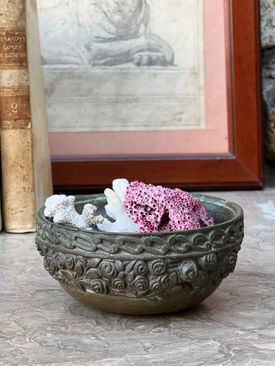 Ciotolina in ottone pieno dei primi del 900 in stile Art Nouveau con decoro floreale.