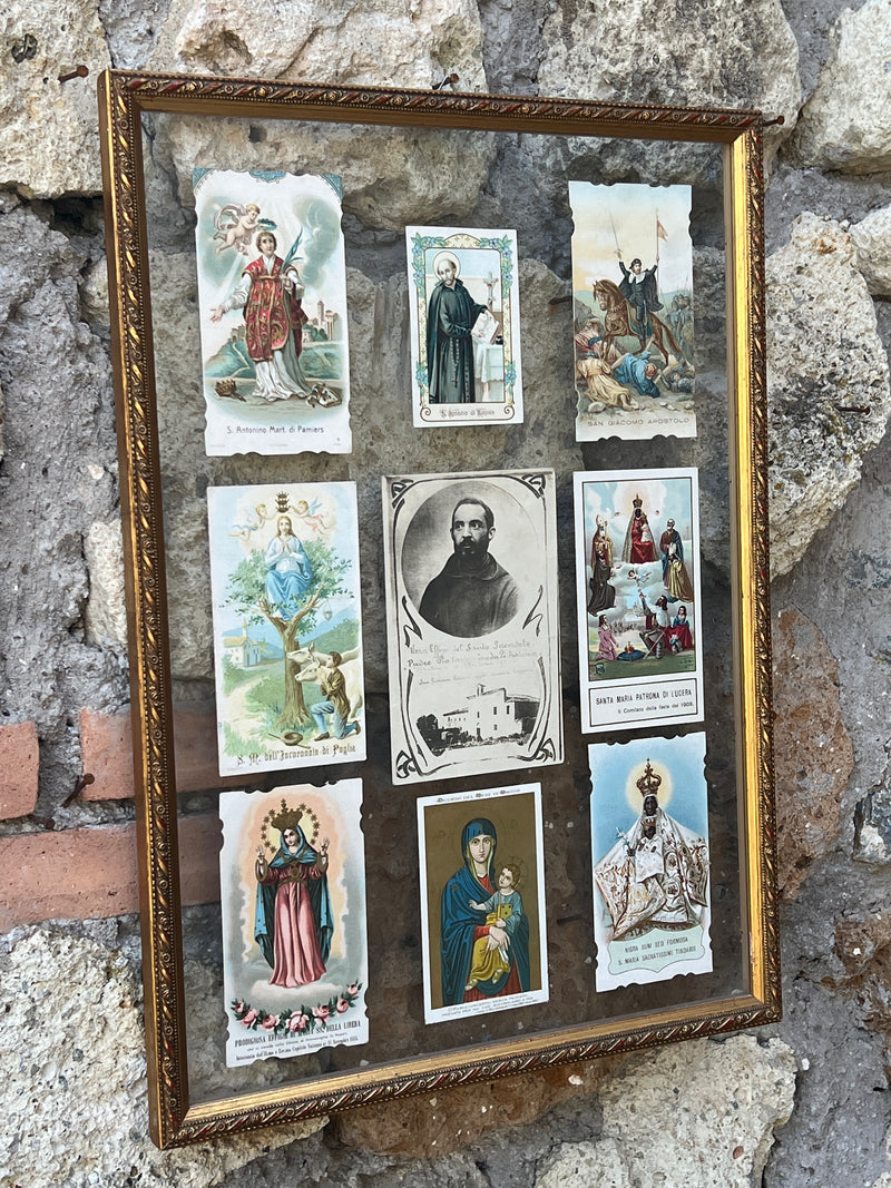 Collezione di nove Santini in cornice di legno intagliata e dorata.