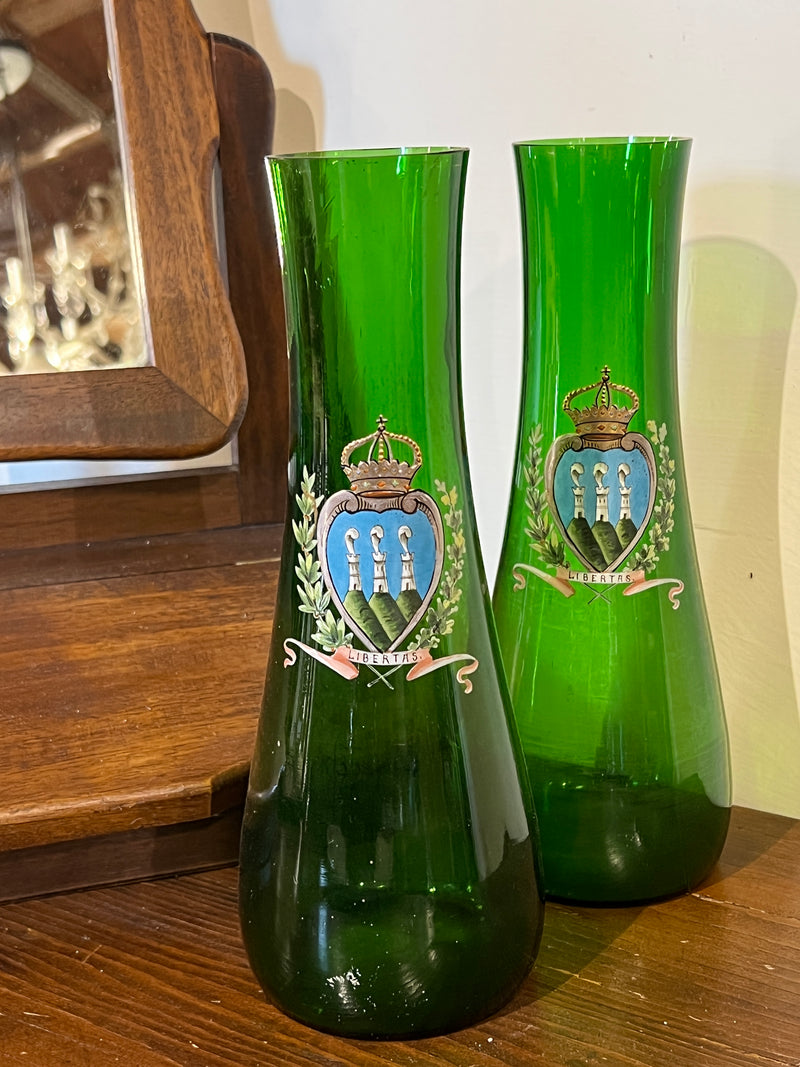 Coppia Vasi in vetro verde con stemma dipinto della Repubblica di San Marino.