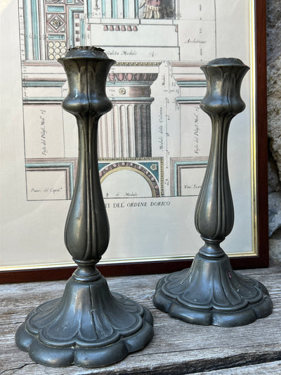 Coppia di Candelabri primi Novecento francesi in peltro a singola fiamma.
