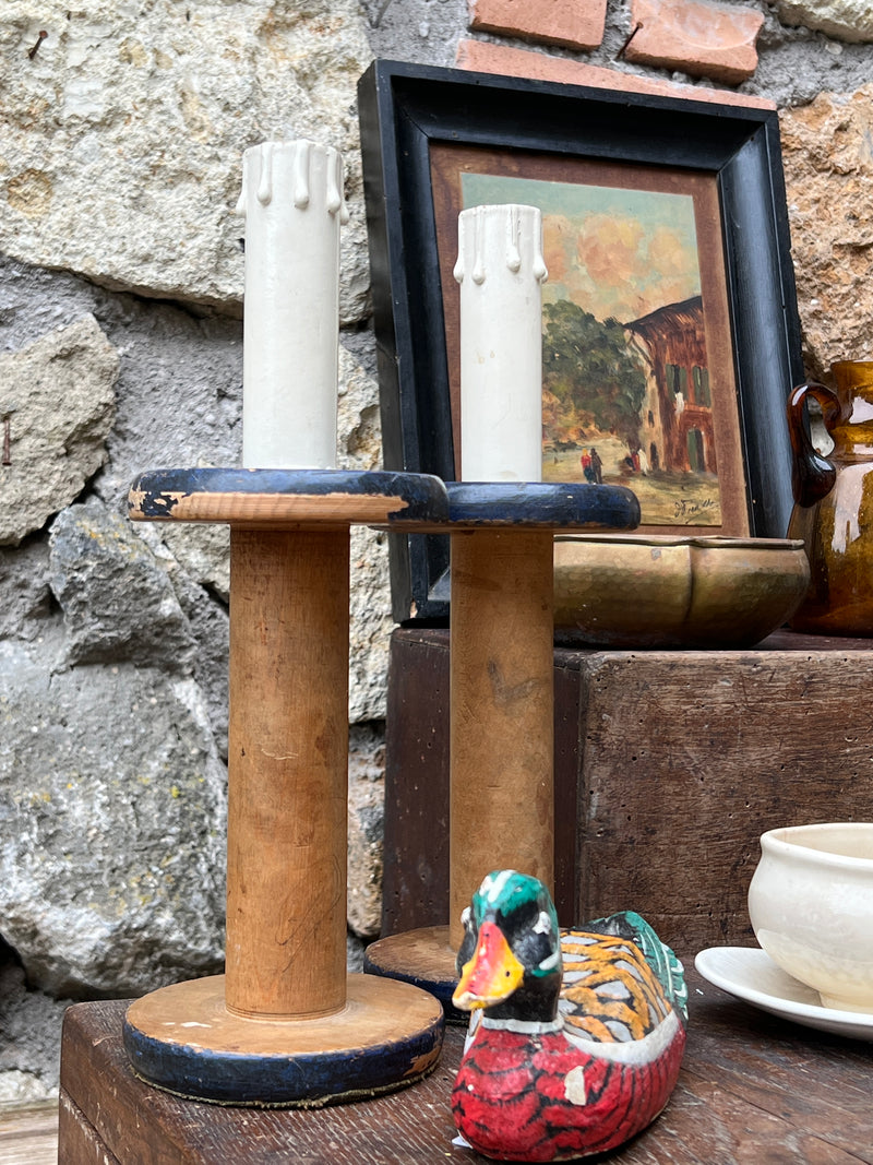 Coppia di lampade da tavolo a colonna in legno con dettagli dipinti di colore blu.  Misure: Diametro 10 cm, Altezza 28.5 cm