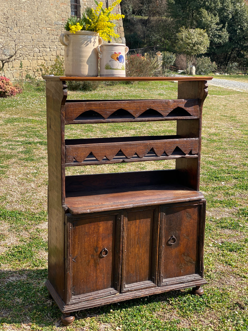 Credenza con piattaia arte povera