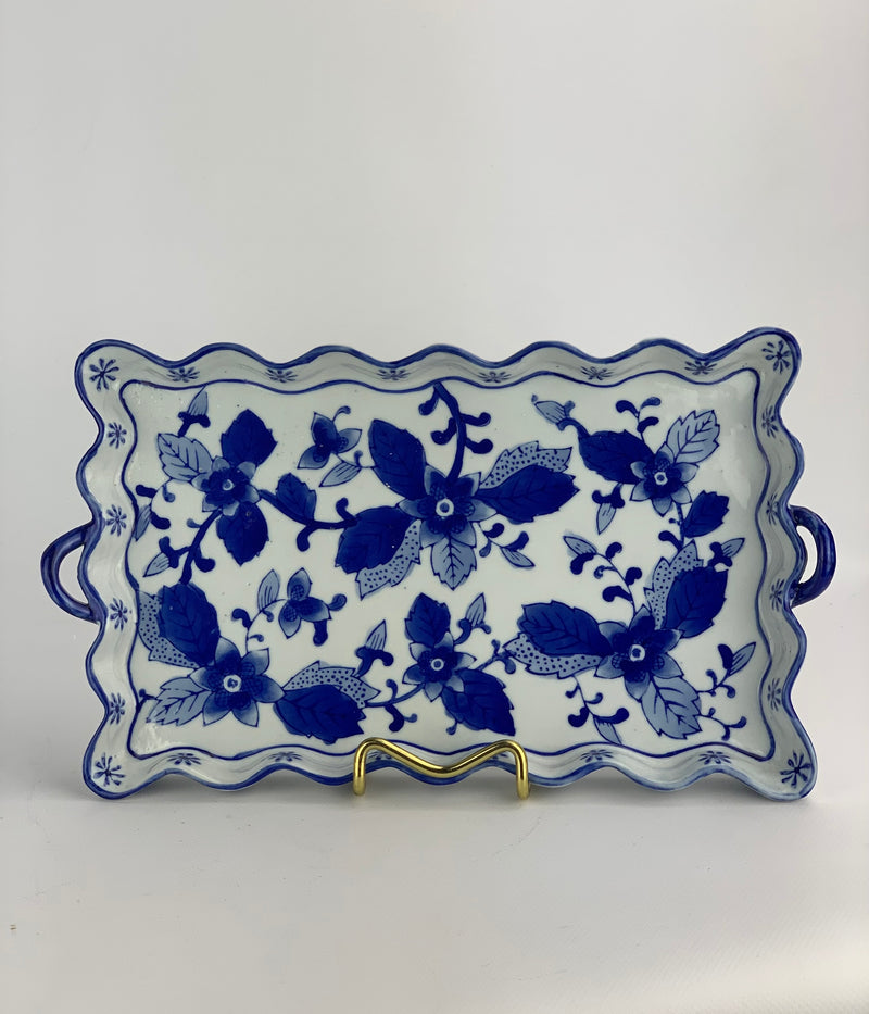Vassoio in ceramica blu e bianco con manici