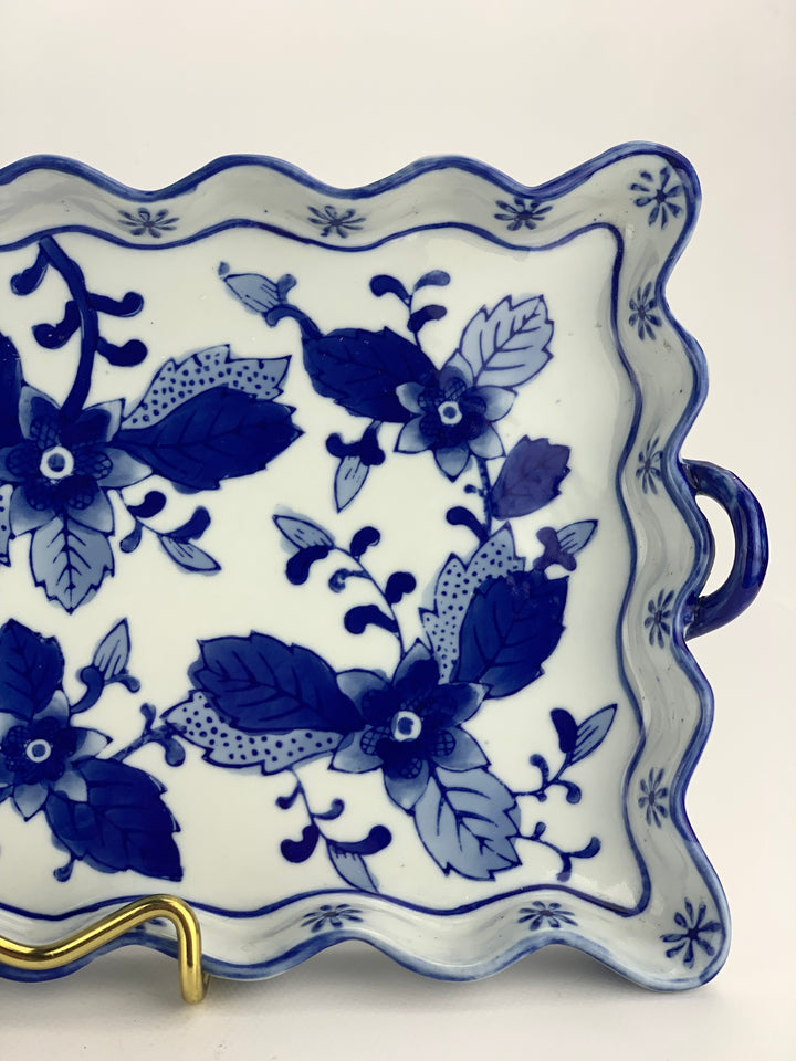 Vassoio in ceramica blu e bianco con manici