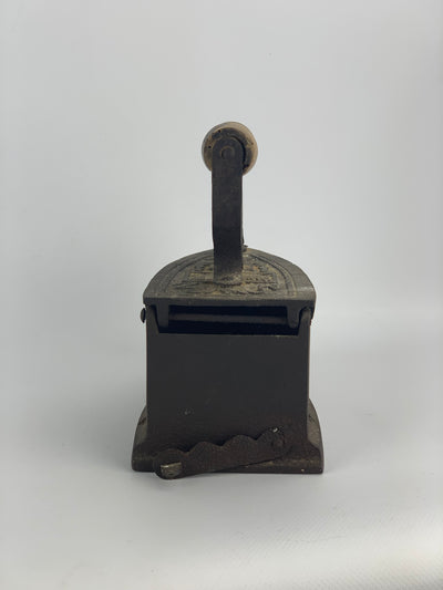 Ferro da stiro in ghisa vintage