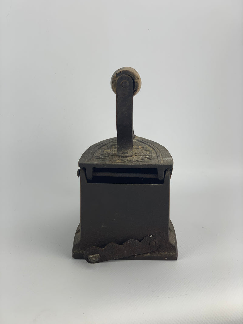 Ferro da stiro in ghisa vintage