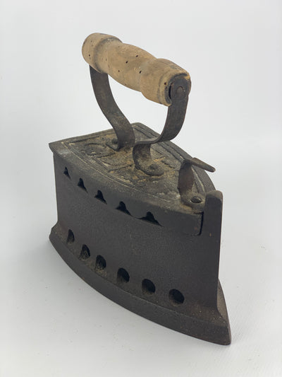 Ferro da stiro in ghisa vintage