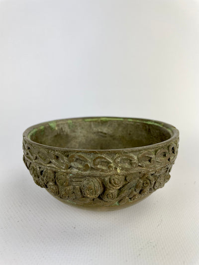 Ciotolina in ottone con decoro floreale