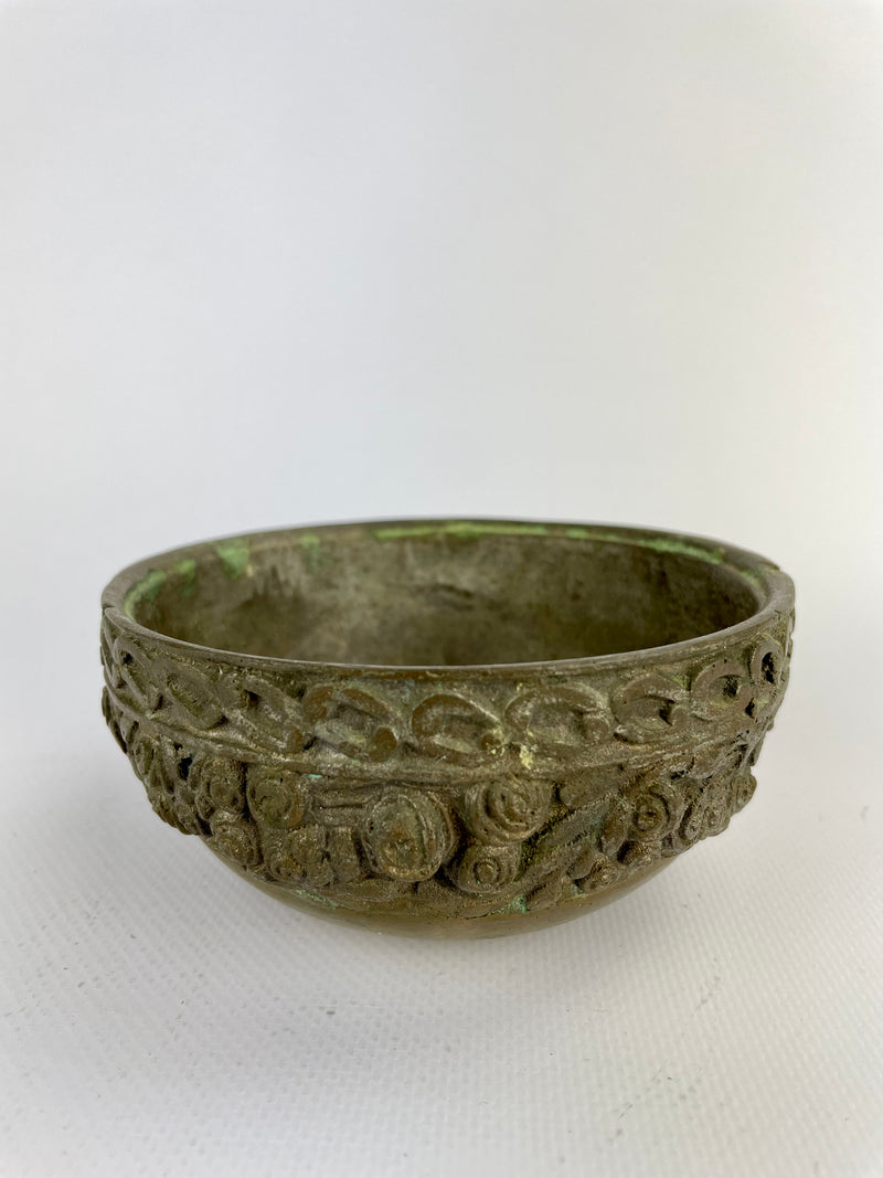 Ciotolina in ottone con decoro floreale