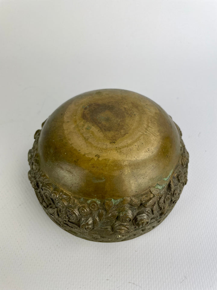 Ciotolina in ottone con decoro floreale