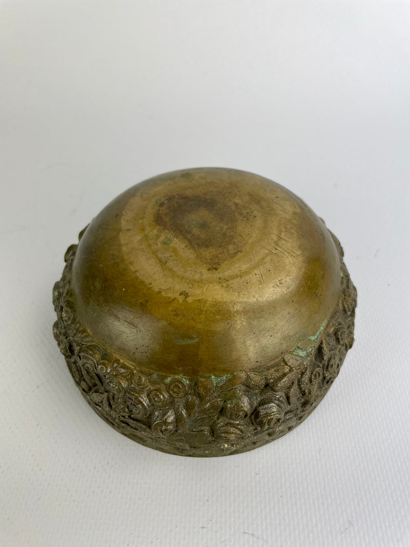 Ciotolina in ottone con decoro floreale