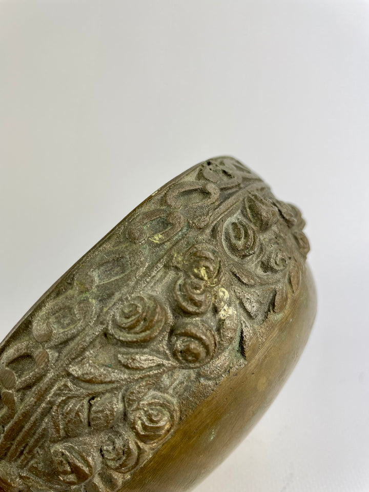 Ciotolina in ottone con decoro floreale