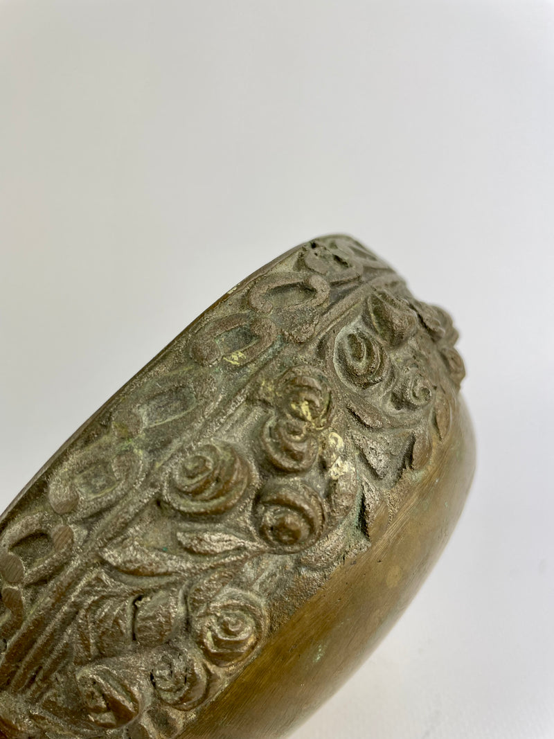 Ciotolina in ottone con decoro floreale