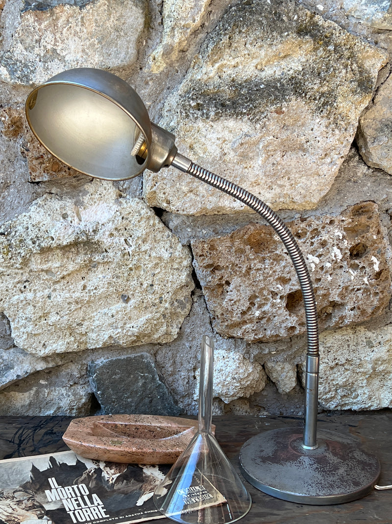 Lampada da tavolo industriale vintage, orientabile grazie al braccio snodabile. L&