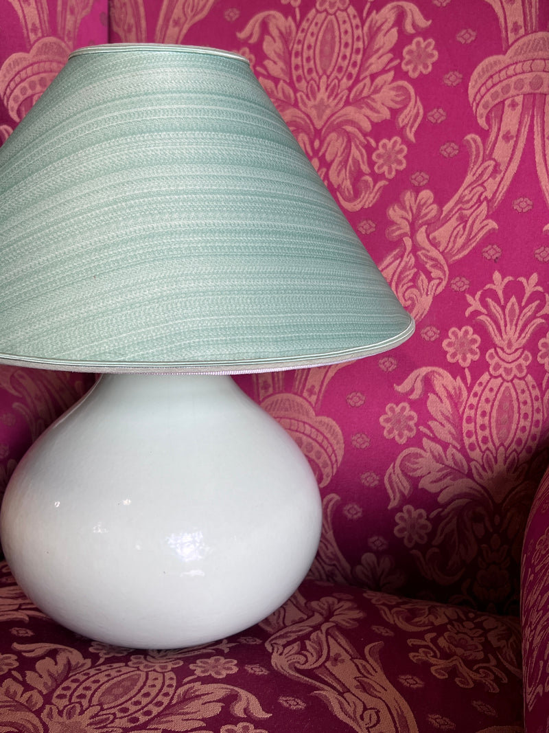 Lampada da tavolo in ceramica color verde pastello.