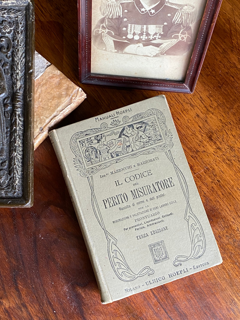 Libro Il Codice del Perito Misuratore degli ingegneri Mazzocchi e Martoriati, Editore Hoepli del 1911.