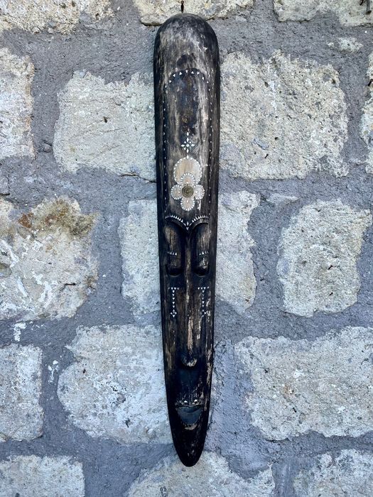Grande maschera Africana in legno scolpita e decorata a mano.