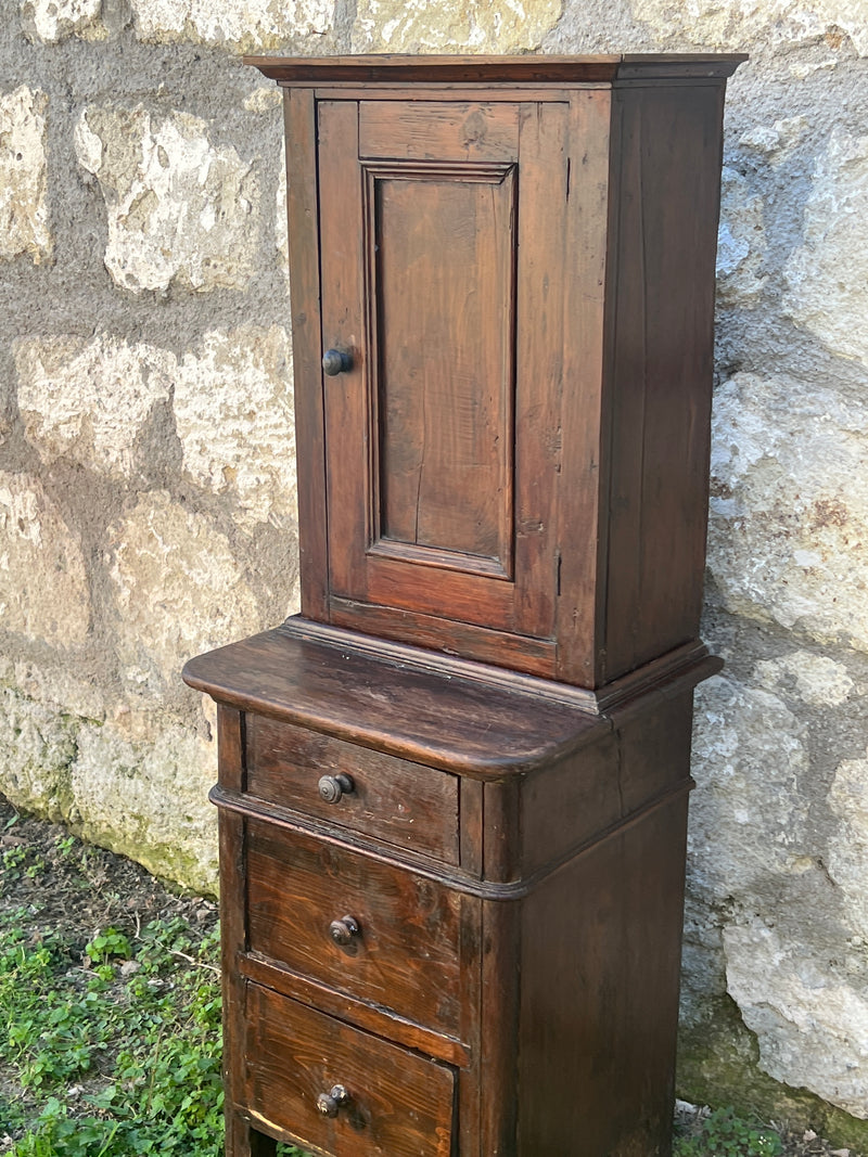 Mobiletto arte povera dei primi del 900 composto da tre cassetti e anta con ripiano centrale.