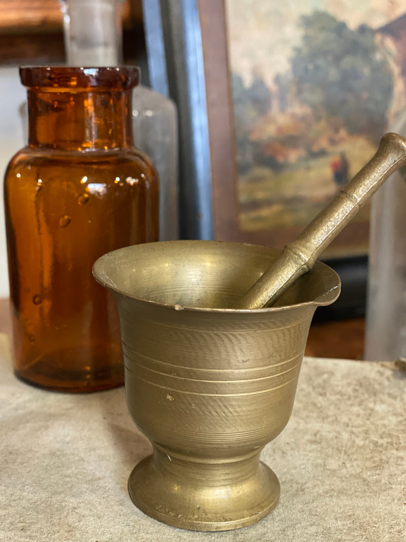 Mortaio da cucina in ottone massiccio con pestello,risalente agli anni &