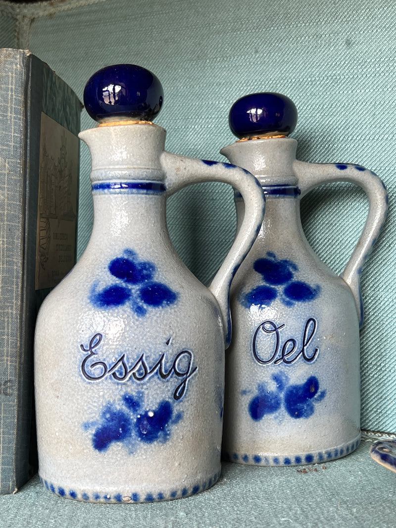 Coppia di acetiera & oliera in ceramica tedesca marchiata Shilz con decorazione blu.  Misure: Diametro 8.5 cm, Lunghezza totale 10.5 cm, Altezza 19.5