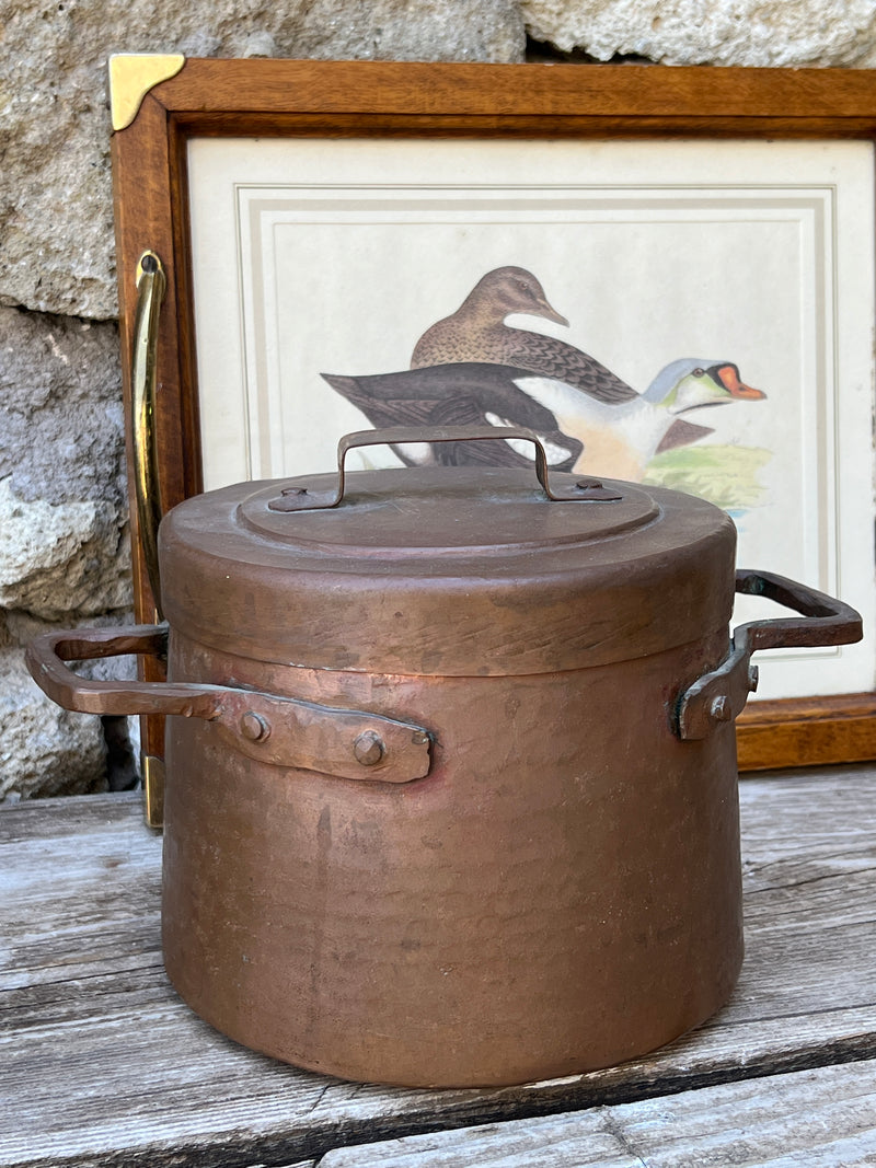 Pentola con coperchio in rame vintage battuto a mano.