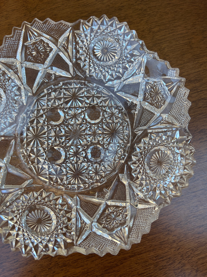 Piccolo piattino/svuota tasche in cristallo lavorato con decorazione geometrica.