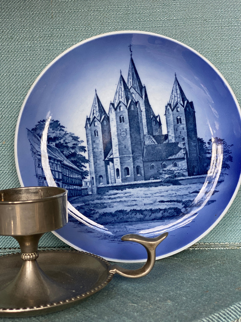Piatto della Royal Copenhagen Denmark con decoro "Vor Frue Kirke" Kalundborg.