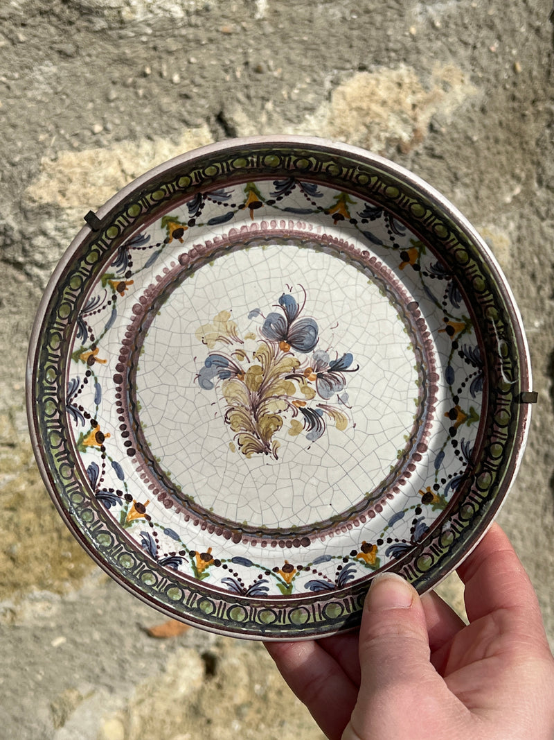 Piatto da parete in ceramica con decorazione floreale, firmato Del Monaco Grottaglie. 