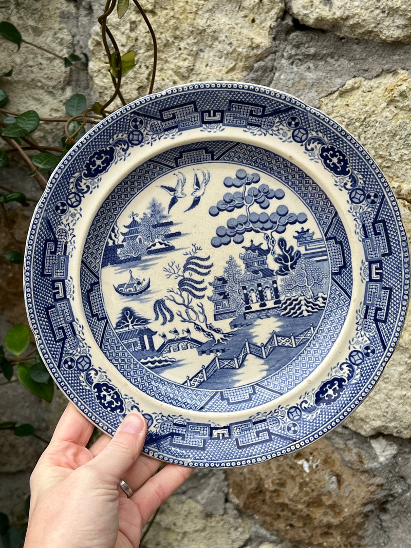 Piatto inglese in ceramica con decoro Willow eseguito a transferware in blu prodotto dalla B&T Stoneware.  Misure: Diametro 23,5 cm, Altezza 2,5 cm