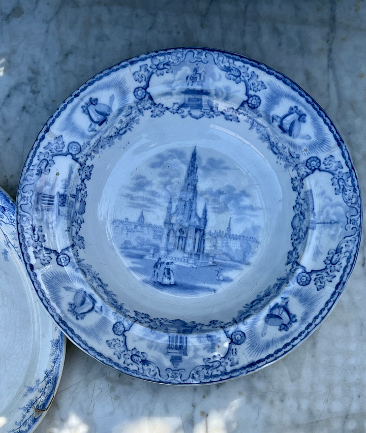 Piatto fondo in ceramica bianca e blu JJ&Co decoro Modern Athens della prima metà del '900.