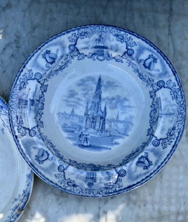 Piatto fondo in ceramica bianca e blu JJ&Co decoro Modern Athens della prima metà del &