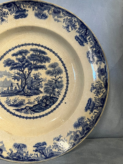 Piatto inglese in ceramica con decoro in blu raffigurante paesaggio dei primi del '900.