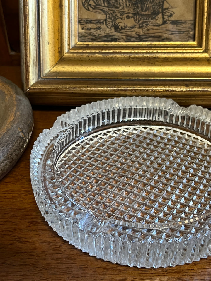 Posacenere in vetro lavorato vintage.