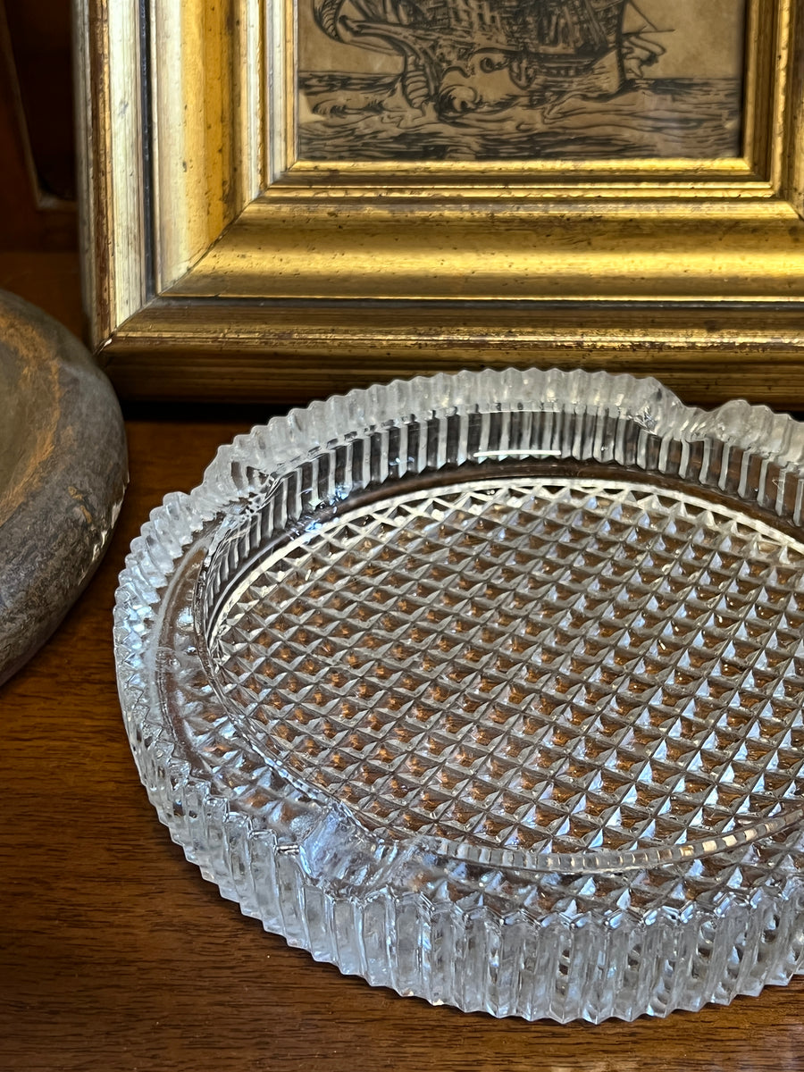 Posacenere in vetro lavorato vintage.