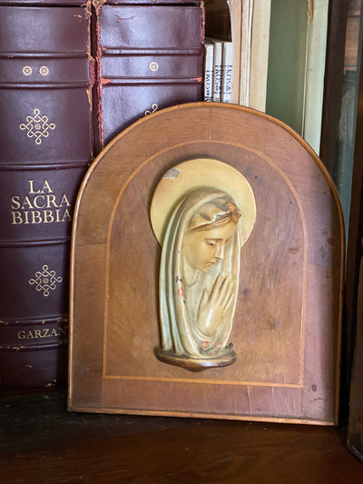 Quadretto su tavola di legno raffigurante Madonna in maiolica dipinta del '900.